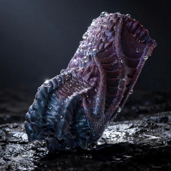 Queen Alien Sucking Pocket Pussy